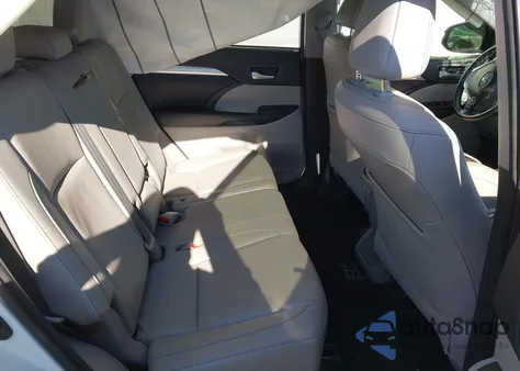 2017 Toyota Highlander Xle z USA, uszkodzony, nr VIN 5TDKZRFH4HS512546